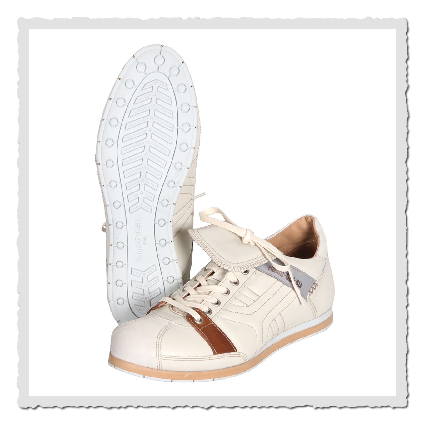 Schuhpaar in Altweiß vor hellem Hintergrund, ein Schuh mit Sohlenansicht, der andere in Seitenperspektive.